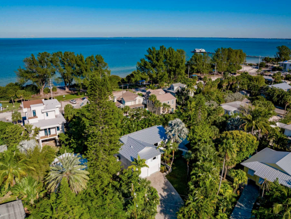 Walk to the Beach Three Bedroom Rental Home in Anna Maria